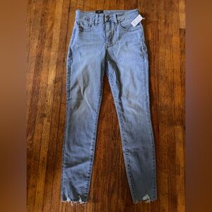 GAP Universal High Rise Jegging 28/6 new with tags, light destroy